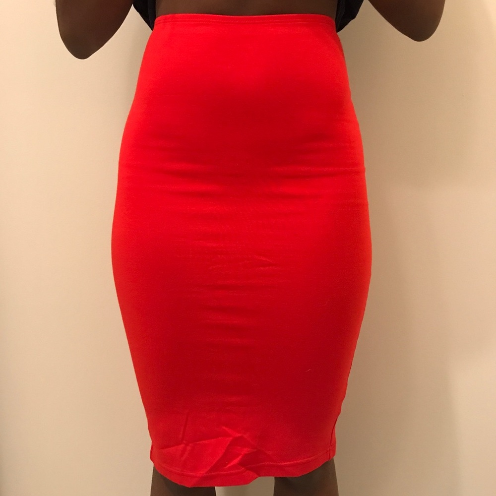 Knee length body con pencil skirt